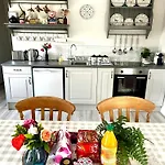 300 Year Old Newly Renovated Cottage, Fast Wifi & Bbq * Gortatlea