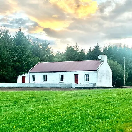 300 Year Old Newly Renovated Cottage, Fast Wifi & Bbq * Gortatlea