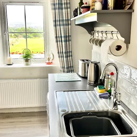 300 Year Old Newly Renovated Cottage, Fast Wifi & Bbq Semesterbostad