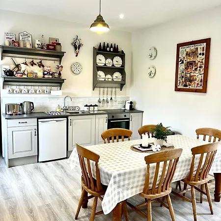 Сasa de vacaciones 300 Year Old Newly Renovated Cottage, Fast Wifi & Bbq